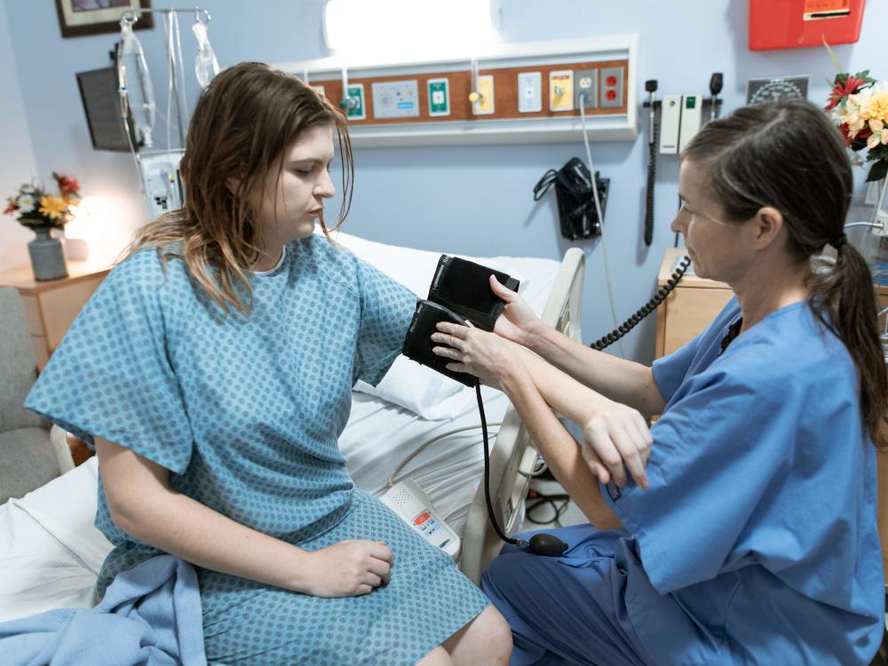 护士给病人量血压