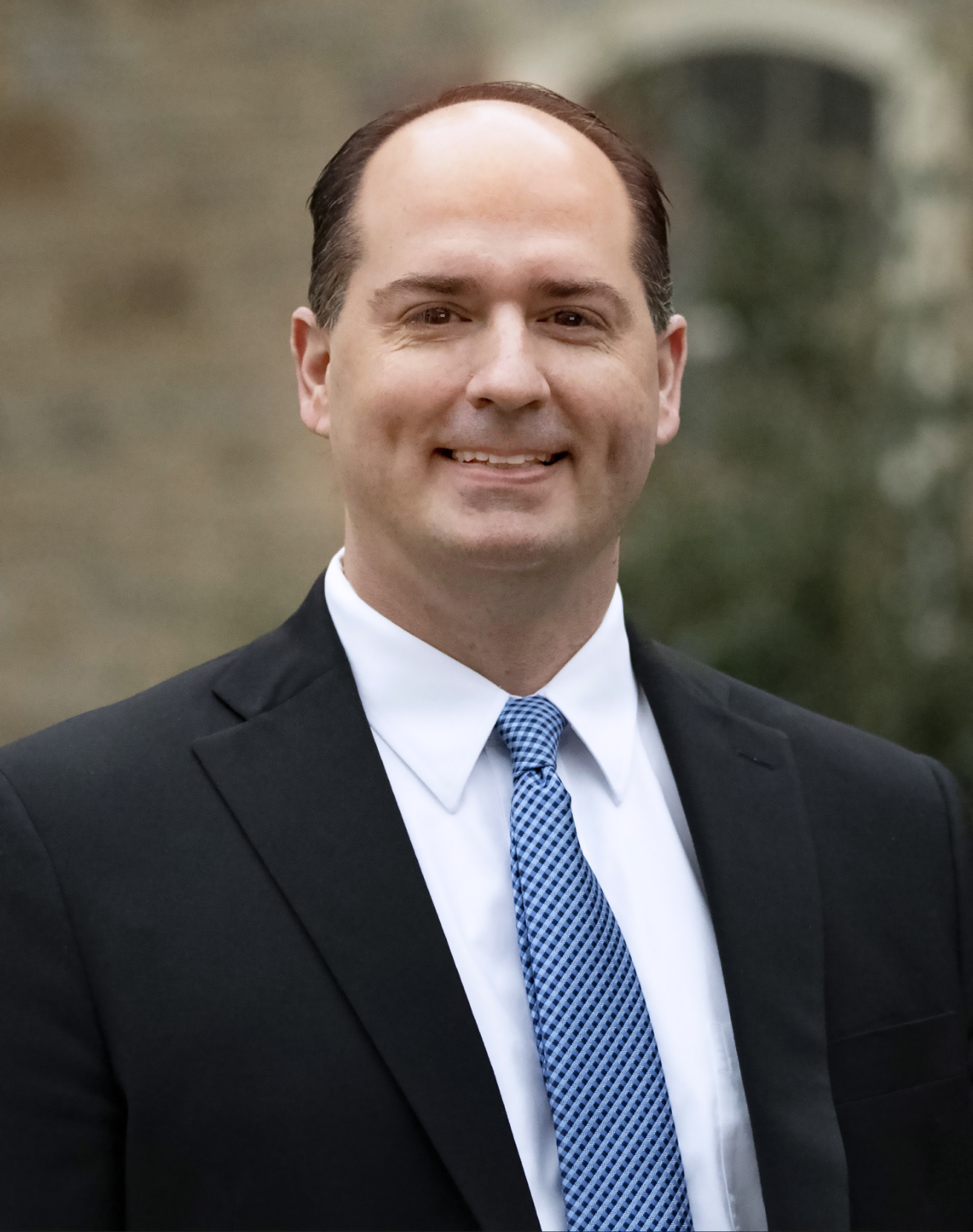 Headshot image of Kelly Austin outside Old Main