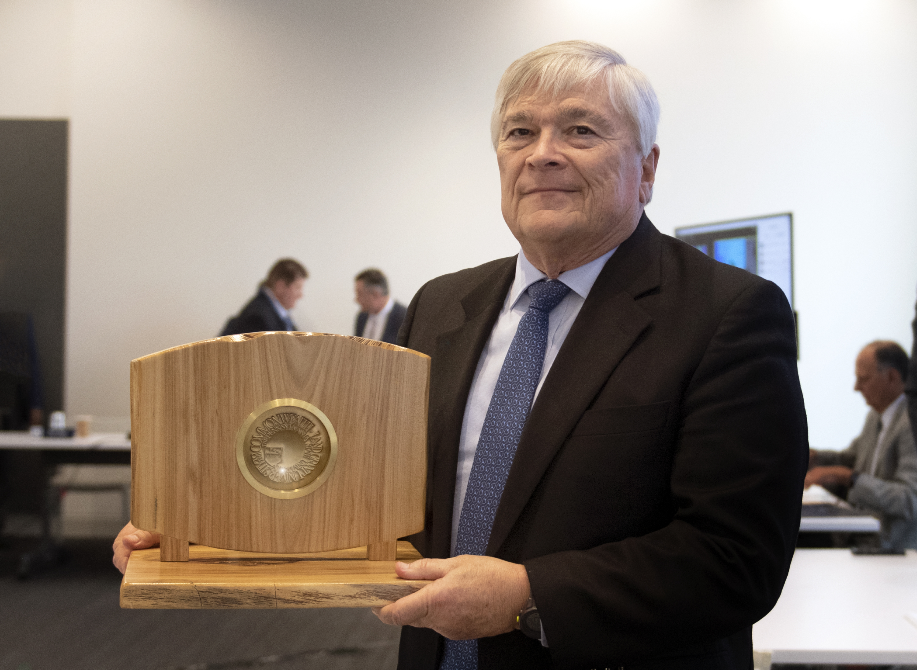 Dr. Eric Barron with the Penn State Medal