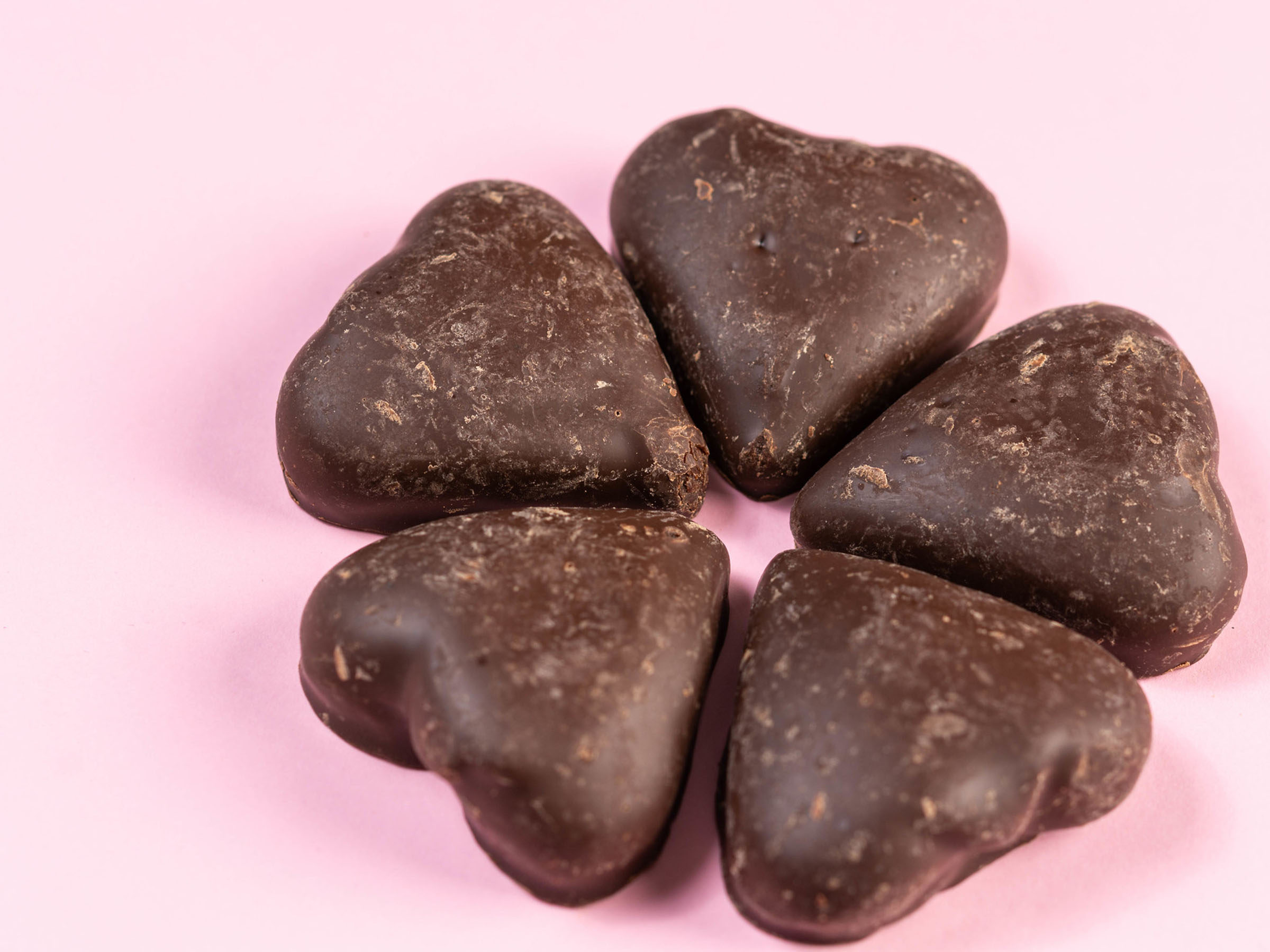 Heart-shaped chocolates in a circle