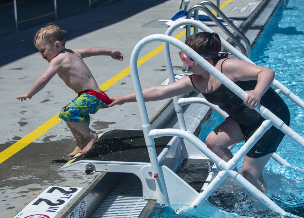 Swimming pool family, award-winning photo