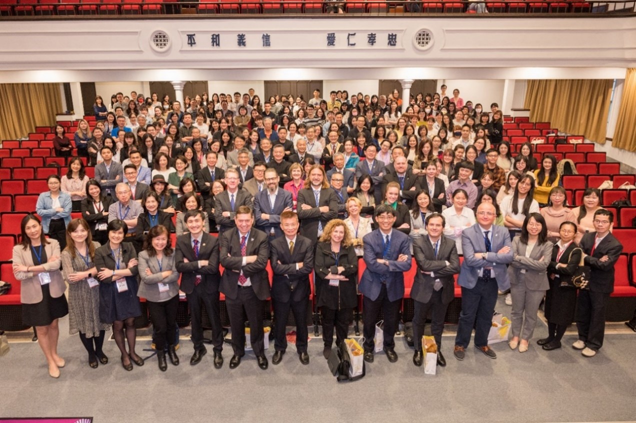 A large group of conference attendees