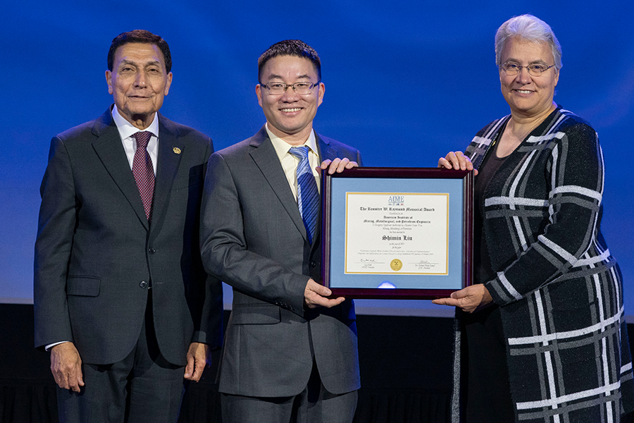 Shimin Liu on stage receiving plaque