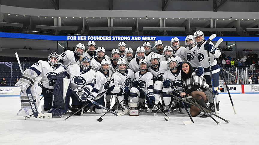 Women's ice hockey team posing for a group photo