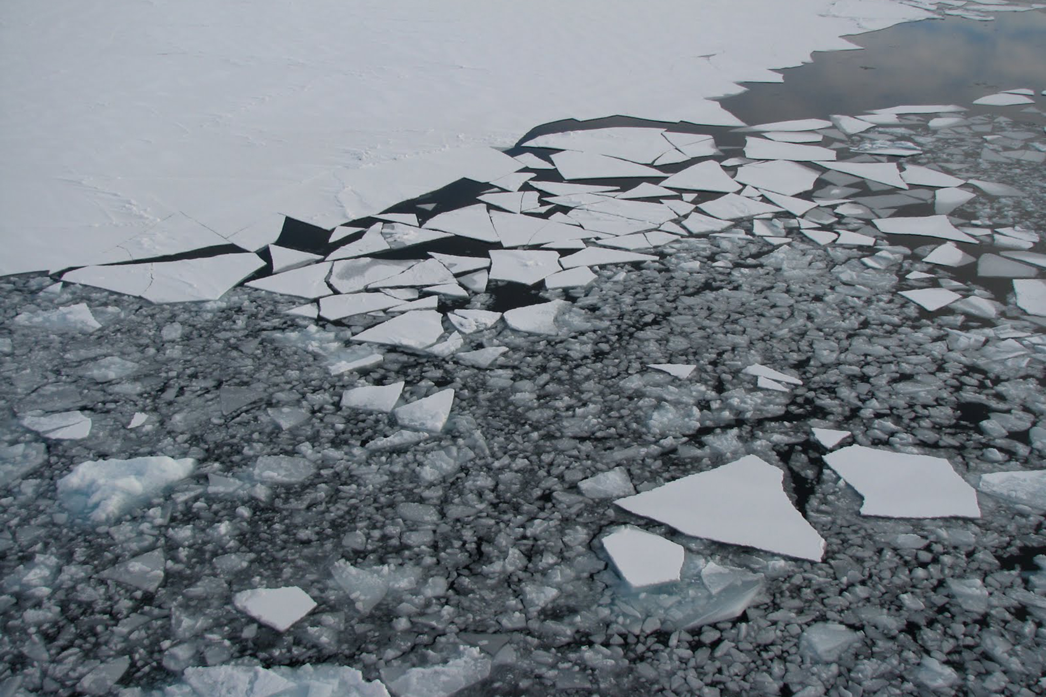 Ice breaking up on the surface of the Arctic Ocean 