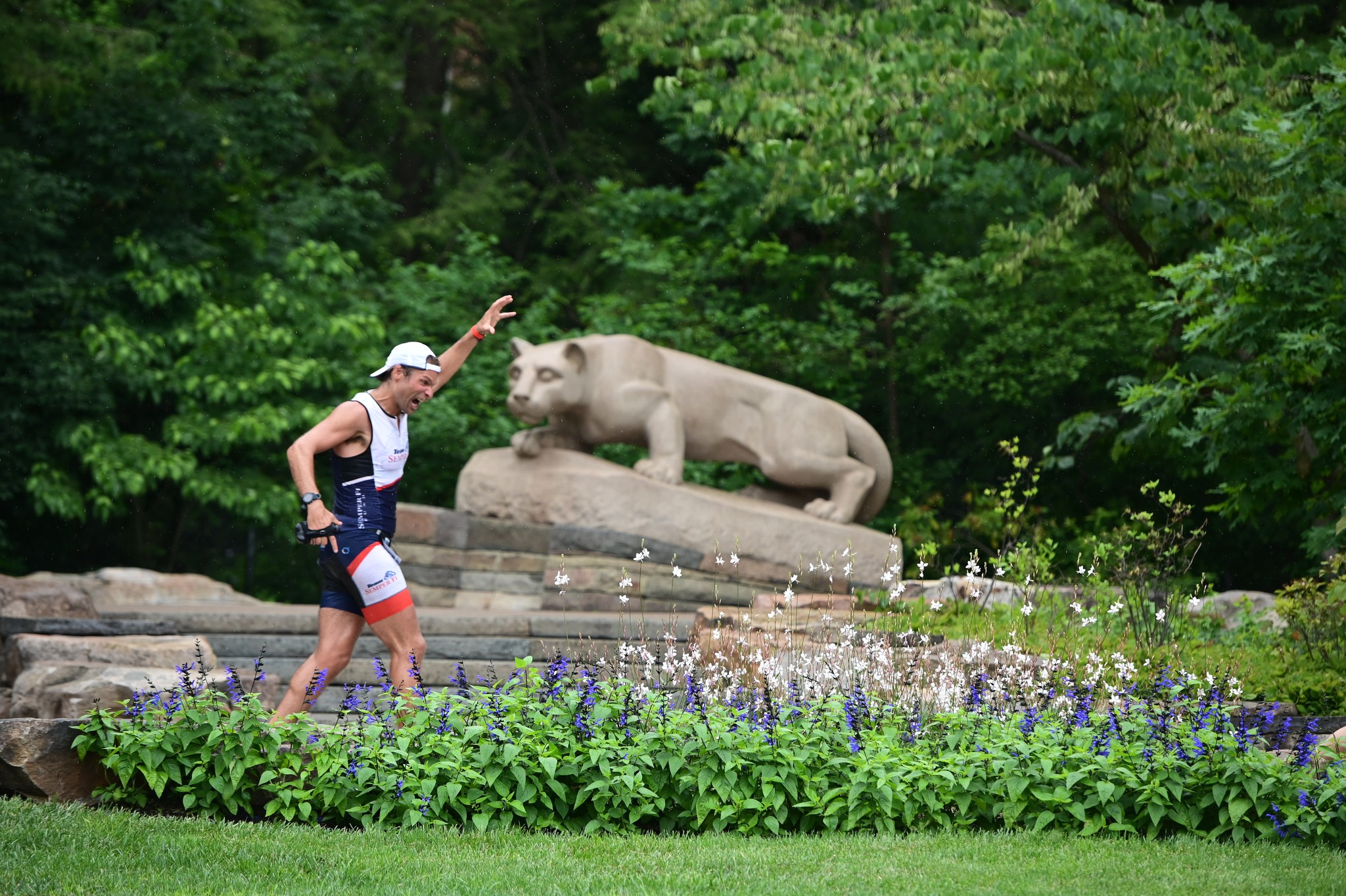 Triathlon runner in front of the Lion Shrine