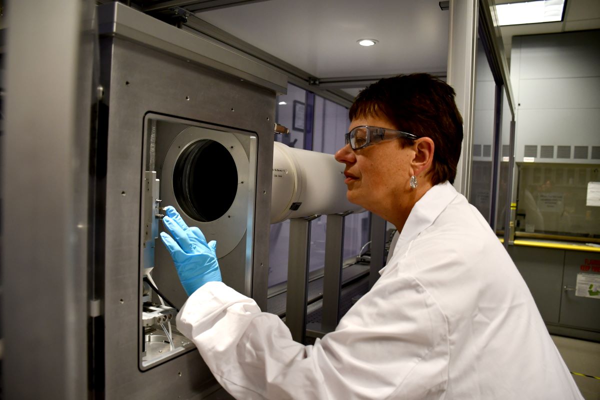 Woman working on an X-ray diffraction 