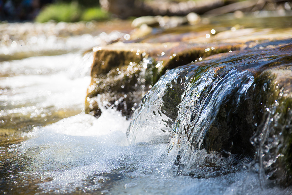 stream bubbles near rocks