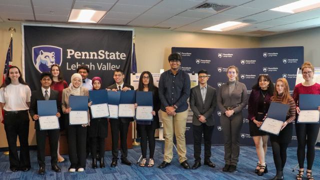 Elevii își prezintă lucrările la un simpozion de cercetare universitară din Lehigh Valley Elevii își prezintă lucrările la un simpozion de cercetare universitară din Lehigh Valley