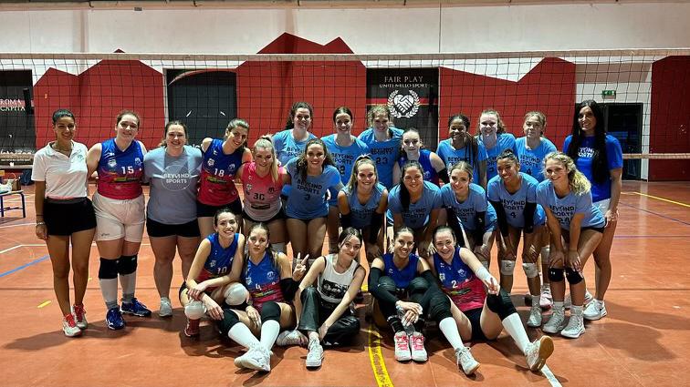 Los jugadores y el entrenador de voleibol de Penn State Greater Allegheny compiten en Italia