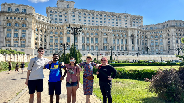 Studenții din Lehigh Valley fac parte din echipa International Opportunity Romania Summer Program