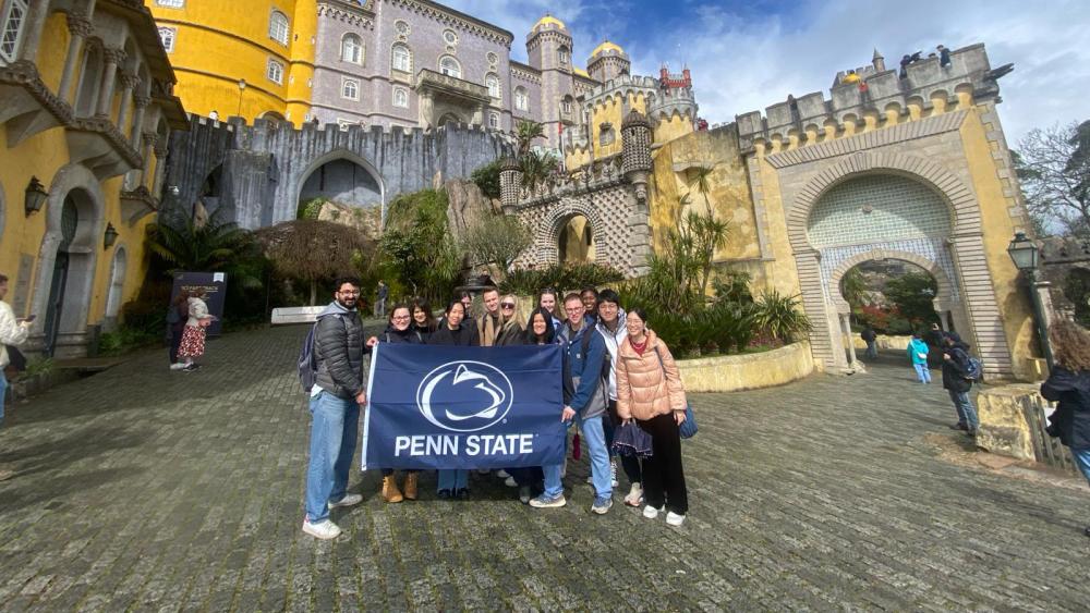 Estudantes da Penn State exploram a vibrante cultura e política de Portugal