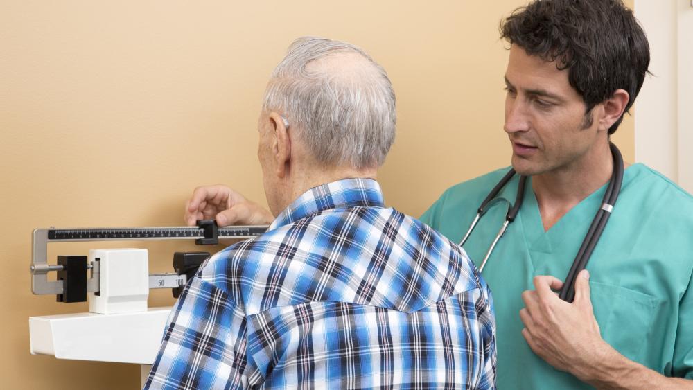 Kolísanie váhy u seniorov: Môže urýchliť pokles kognitívnych funkcií?