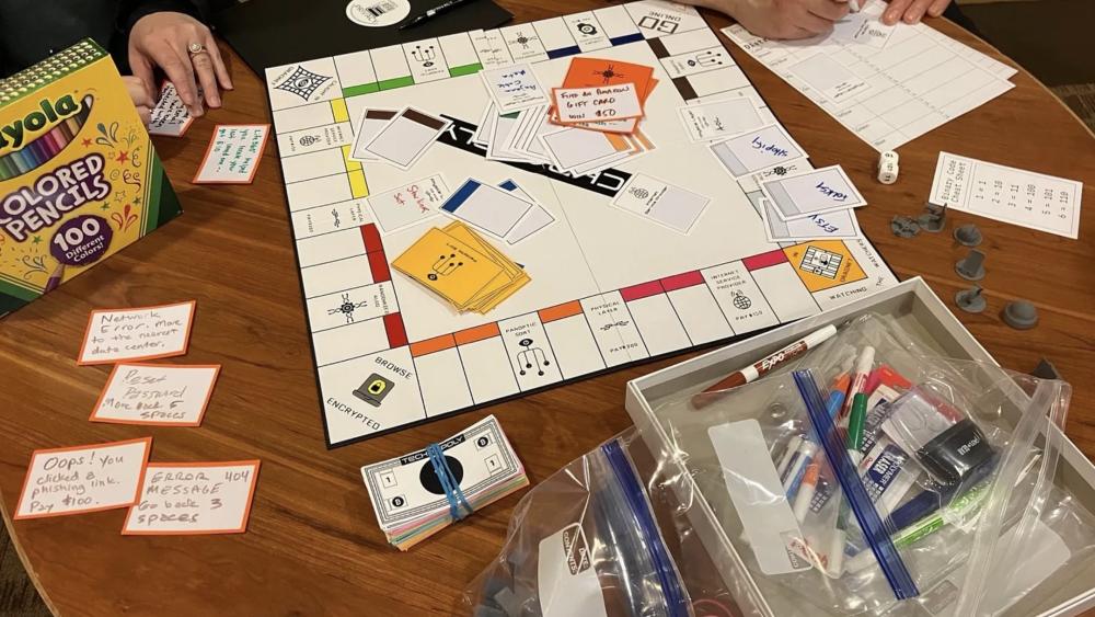 أكاديميون يعملون على تطوير مناهج تعليم الخصوصية الرقمية.