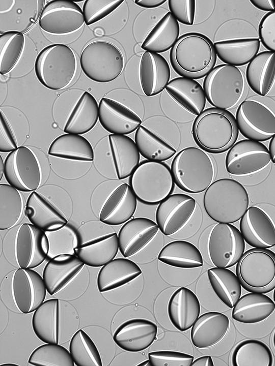 droplets containing a hydrocarbon and fluorocarbon phase are dispersed in water in the shape of a Janus emulsion, where each oil is in contact with the water. 