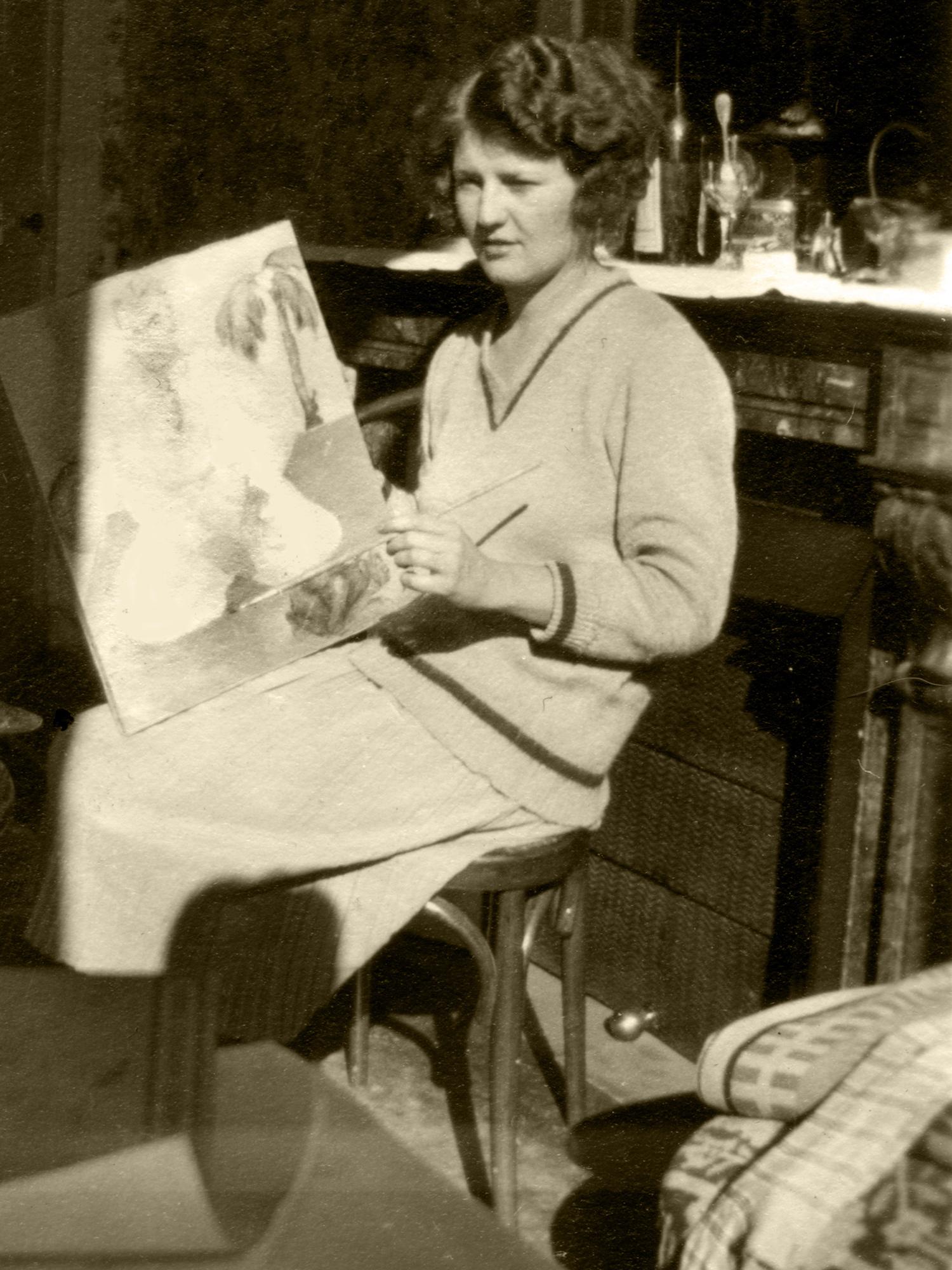 Zelda Fitzgerald with one of her paintings in 1925