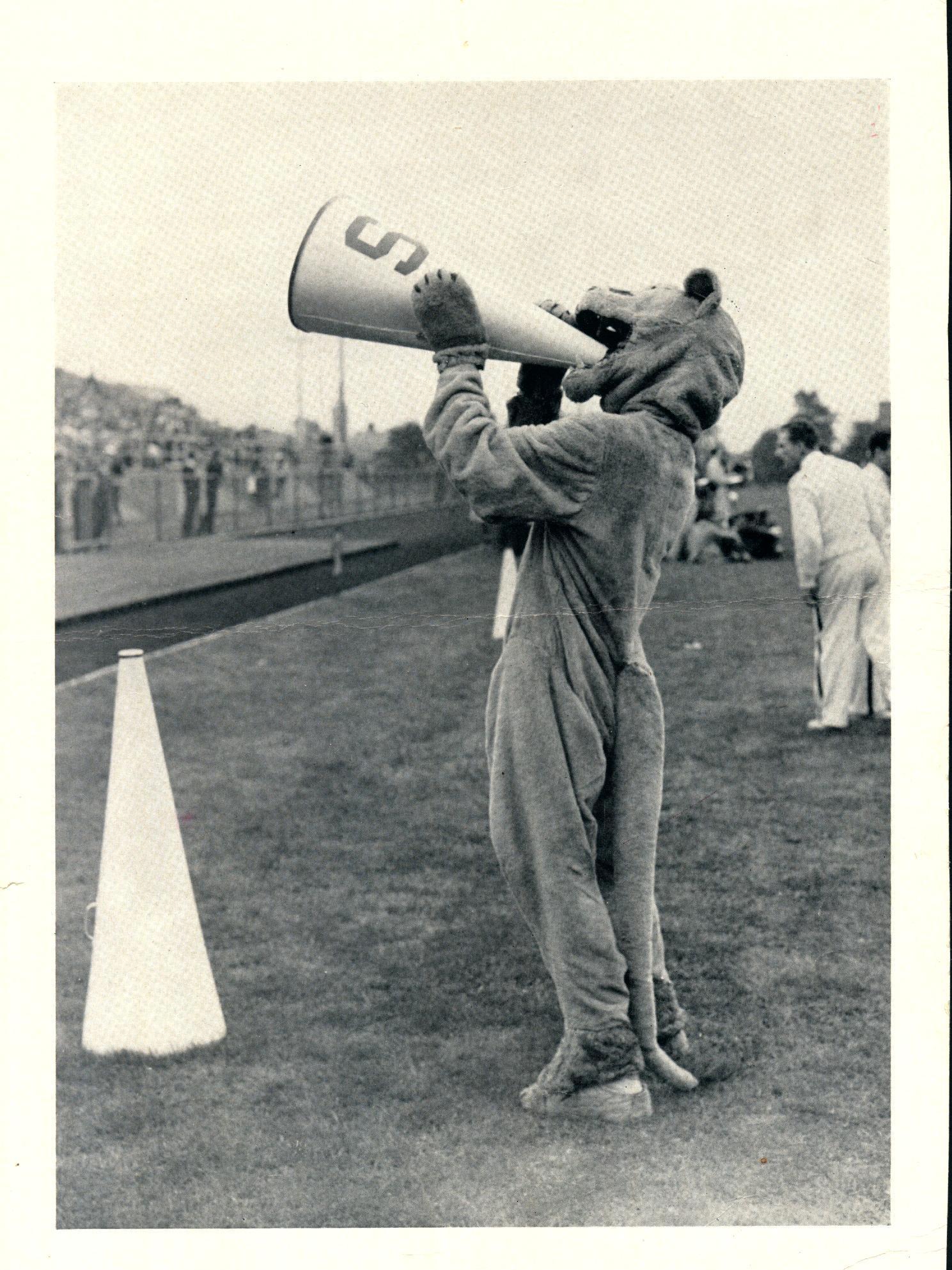 Lion cheers in 1943