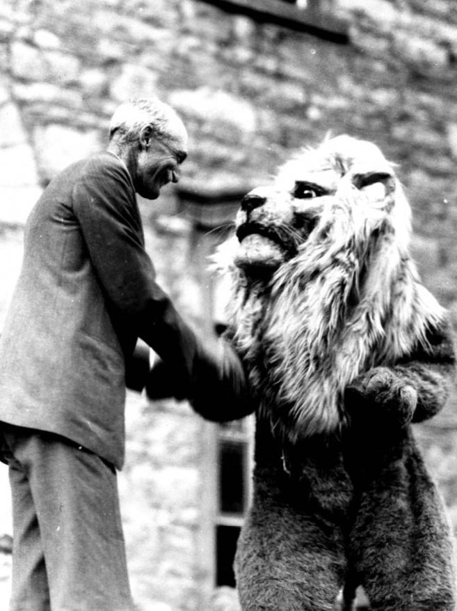 Gov. Gifford Pinchot shakes hands with the Nittany Lion mascot