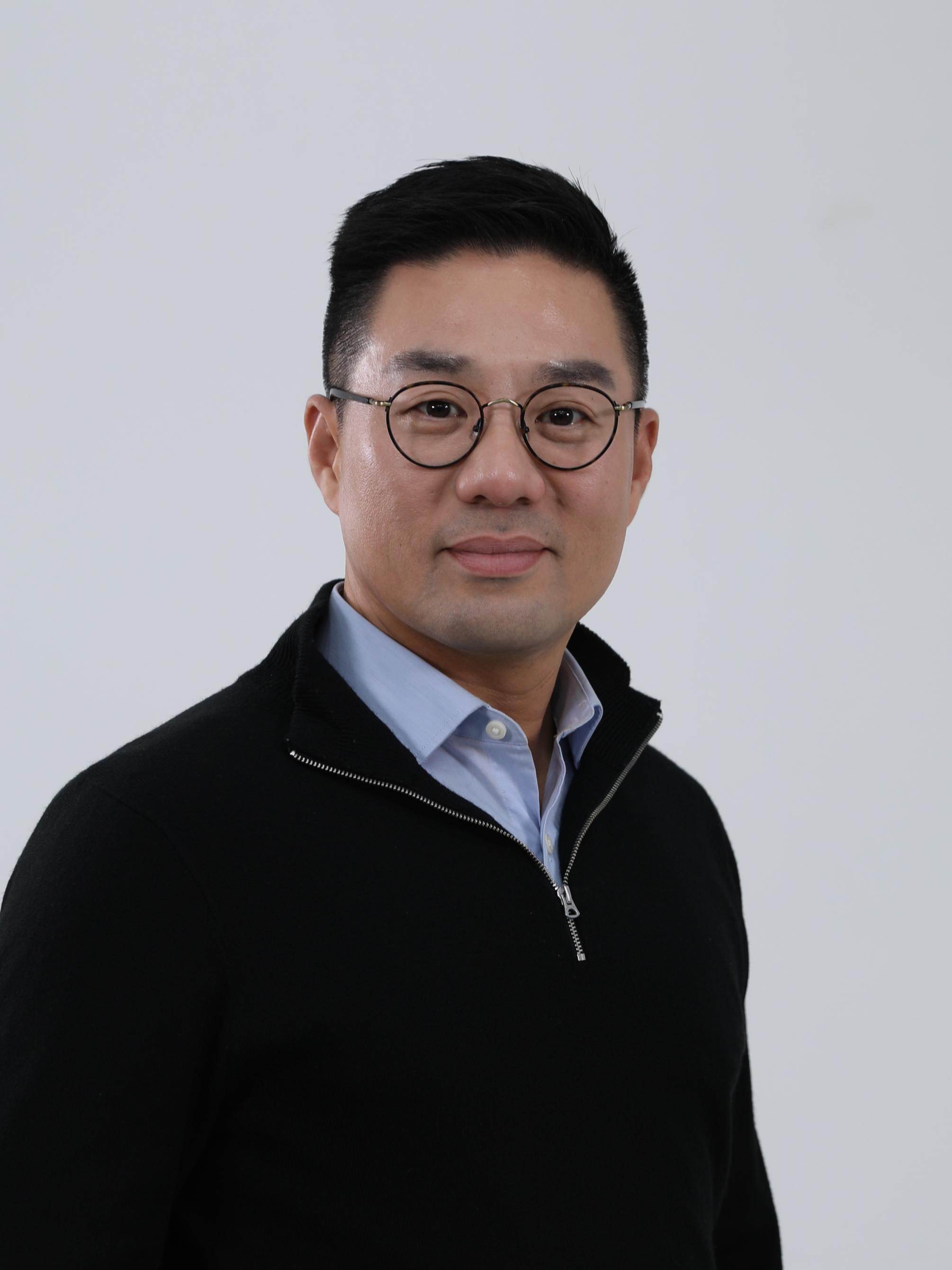 Head shot of Hee Man Park 