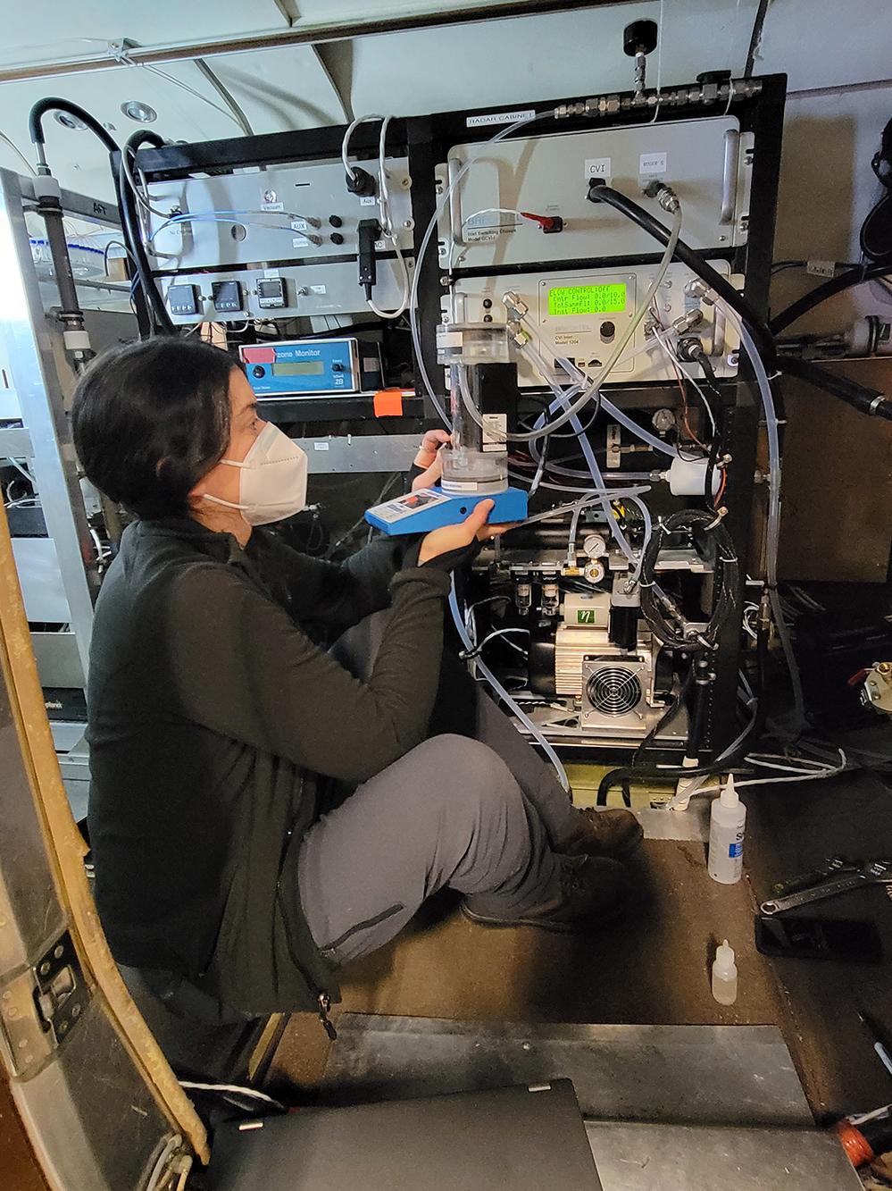 Scientist uses device to measure airflow sampling rates