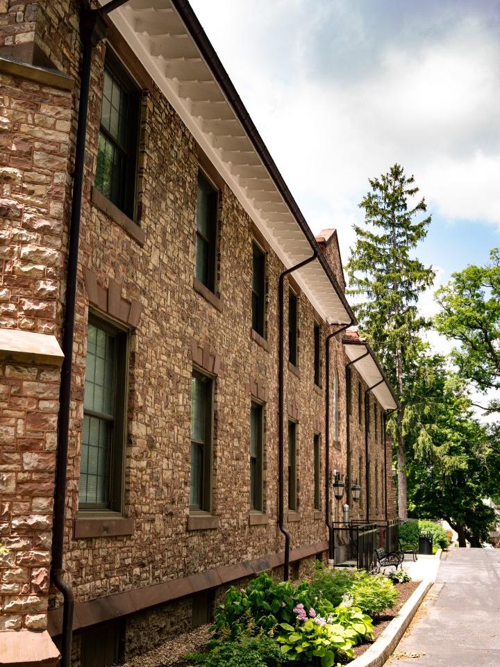 A picture of a yellow brick building from the side