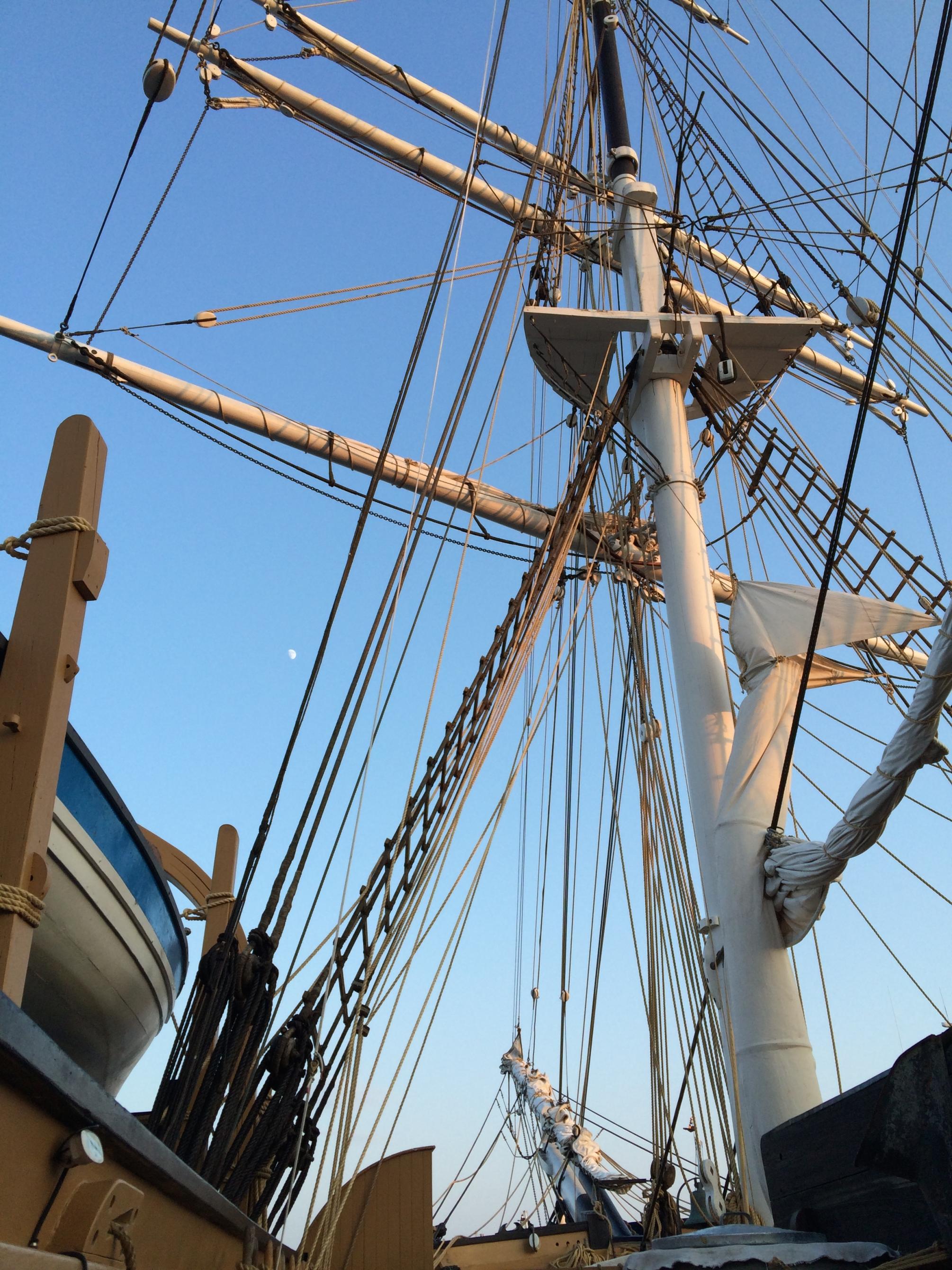 The ship's mast leads up to the lubber's hole. 