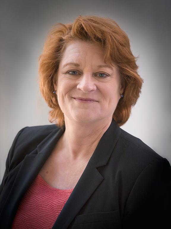 Portrait photo of Angela Linse