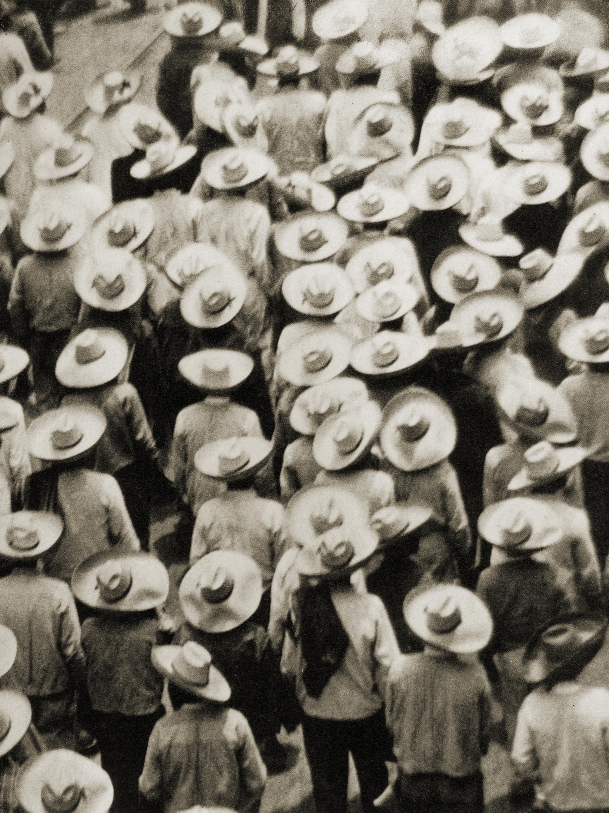 Tina Modotti, Campesinos (Workers' Parade), 1926