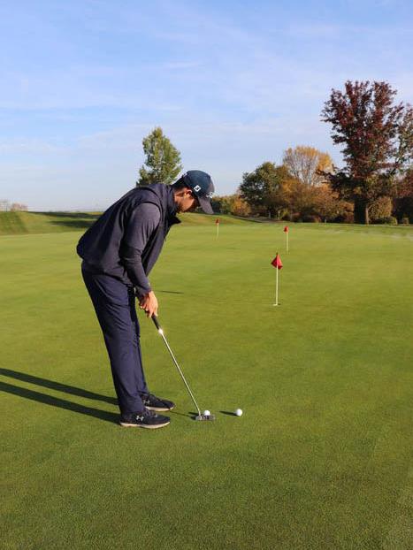 Kevin Wagner putting.