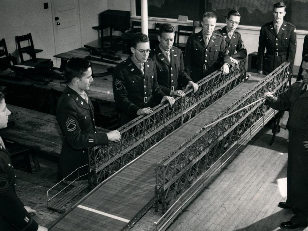 Engineer instruction on the Bailey bridge construction 