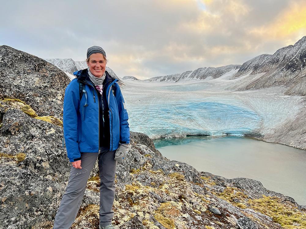 Hester Blum in front of the glacier Holmiabreen in Svalbard