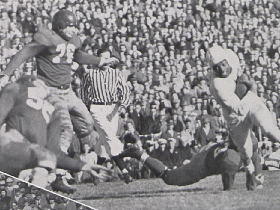 Wally Triplett running while holding a football in the 1948 Cotton Bowl.