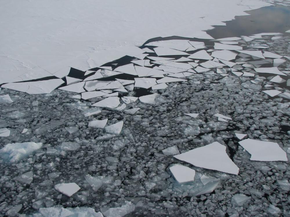 Ice breaking up on the surface of the Arctic Ocean 