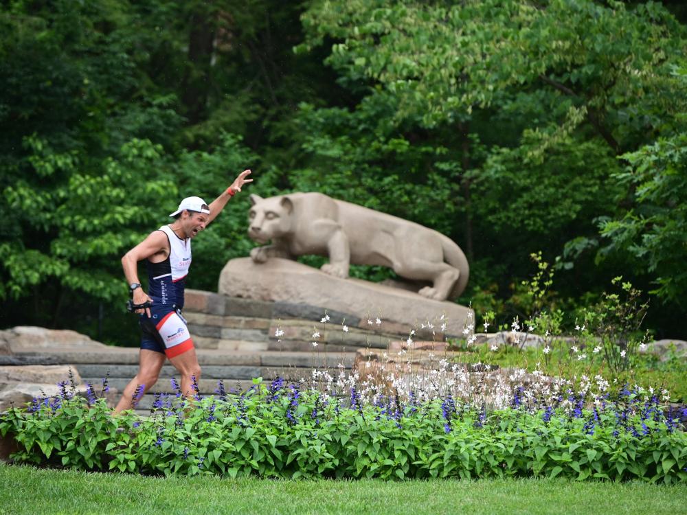 Triathlon runner in front of the Lion Shrine