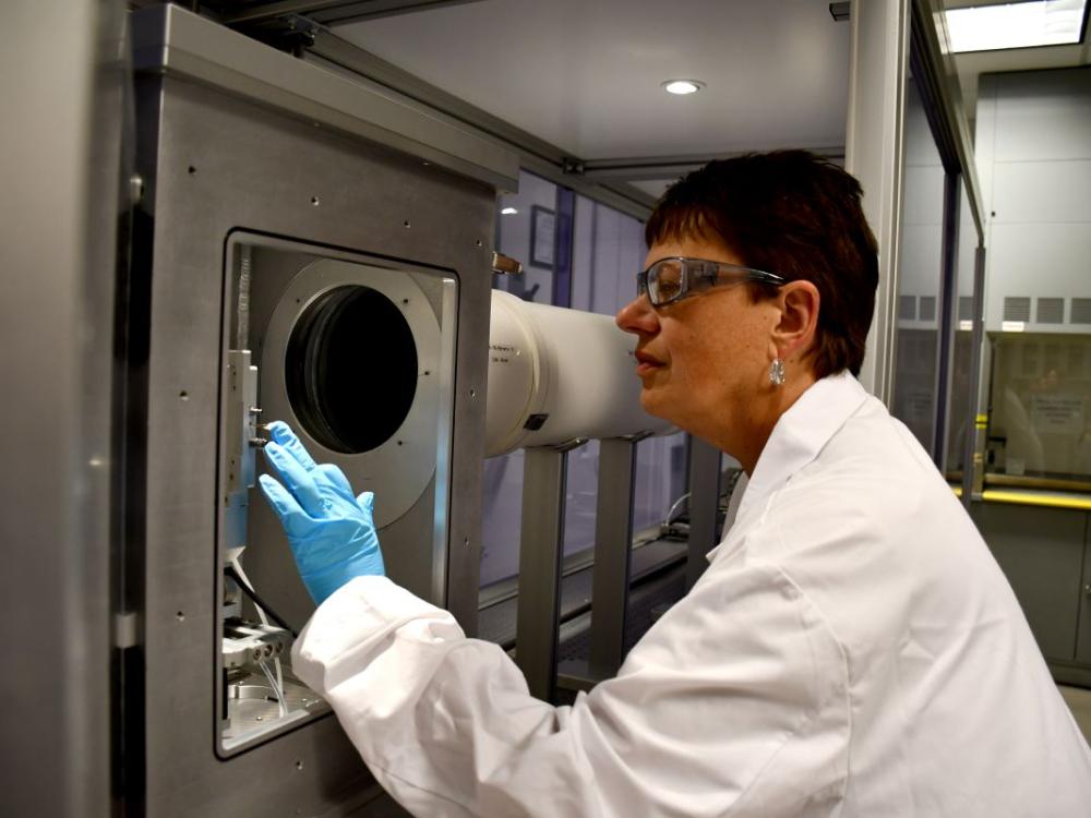 Woman working on an X-ray diffraction 