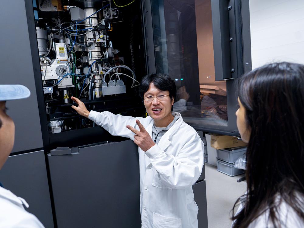 Joseph Cho of the Cryo-Electron Microscopy Core Facility speaks to researchers in front of the Titan Krios microscope