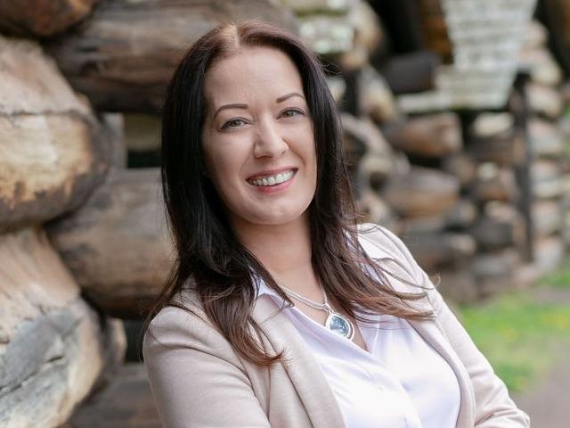 Headshot of Aja Cramer