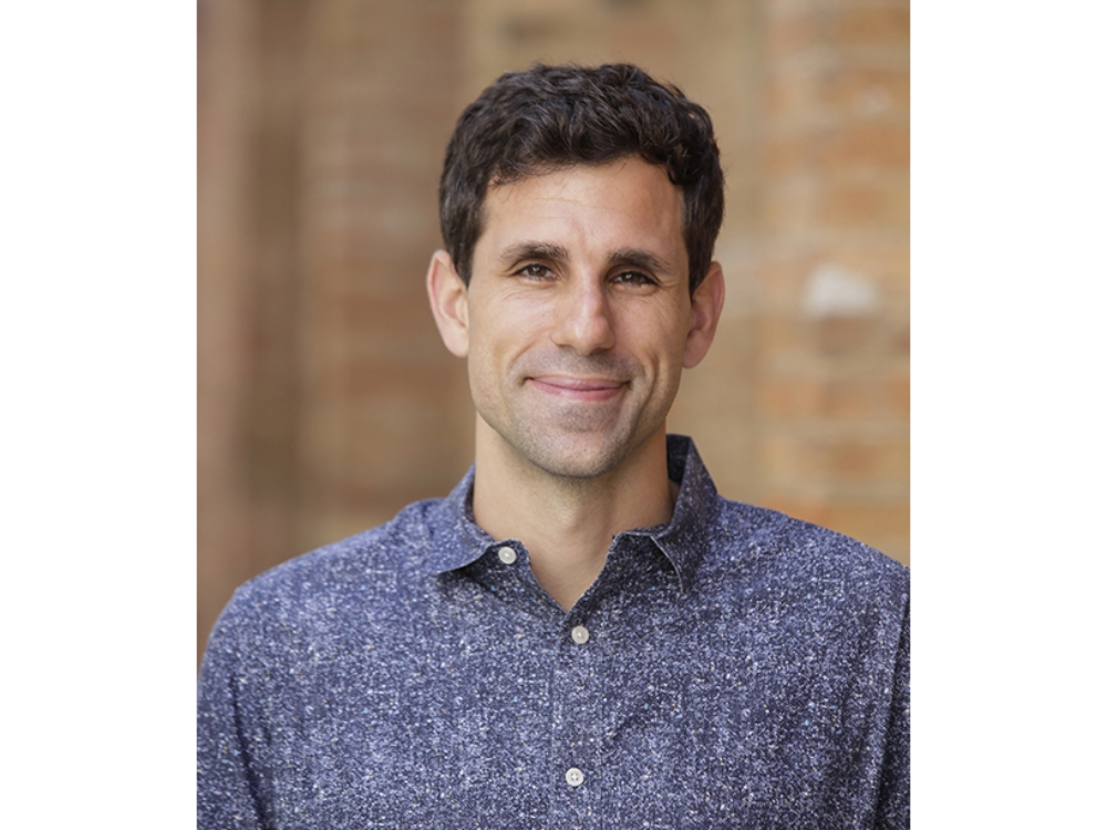 César de la Fuente stands in front of a brick wall.
