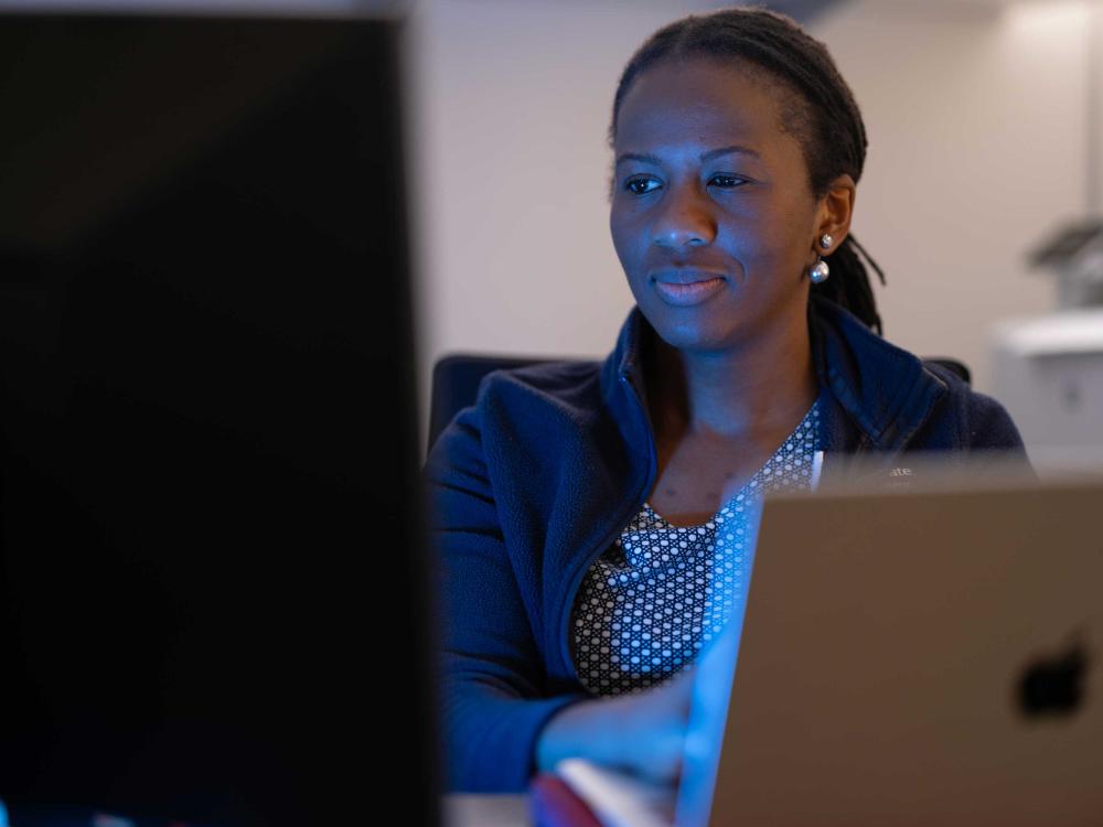 Denise Okafor looks at computer monitor
