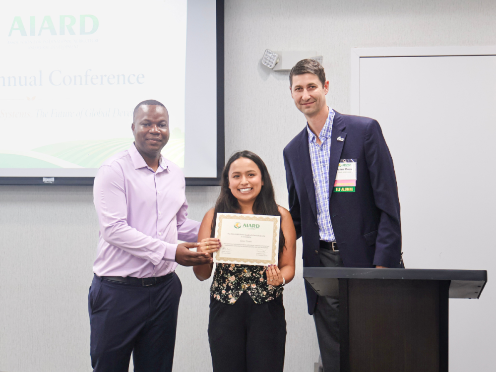 Grace Tiwari receiving the scholarship award