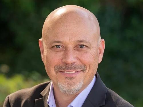 Headshot of Eli Andrews