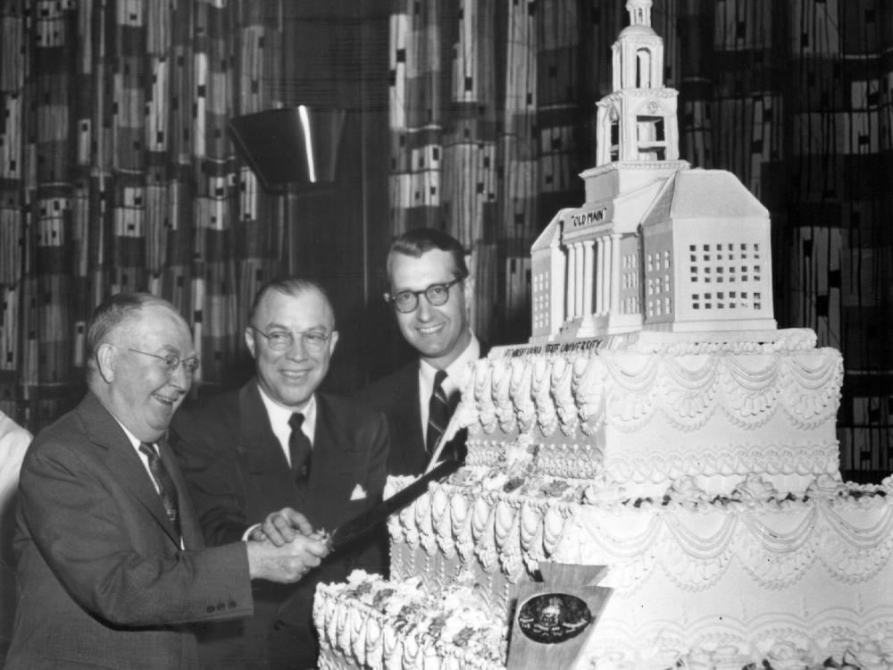 Penn State's 100th birthday Old Main cake