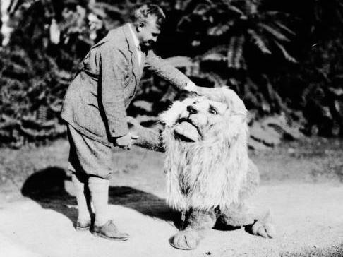 Archive photo of Hugo Bezdek shaking hands with the lion