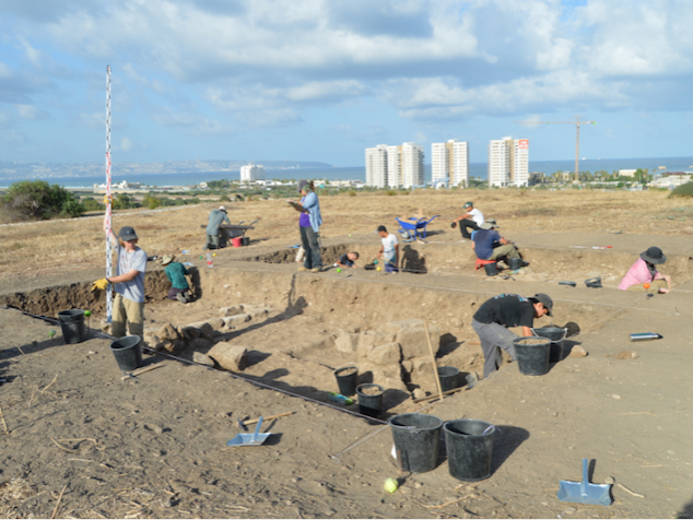 students excavating at Tel Akko