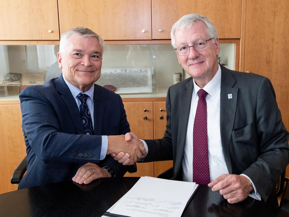 Penn State Freiburg Signing Ceremony Eric Barron and Hans-Jochen Schiewer