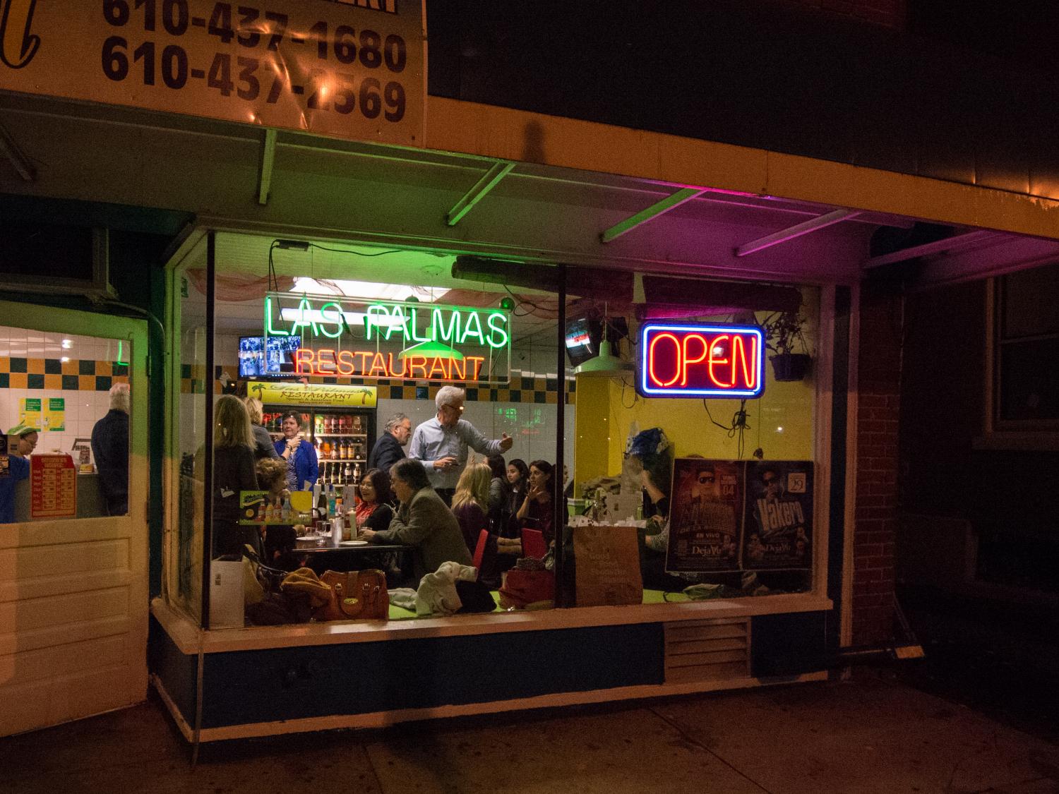 photo of a packed restaurant from outside
