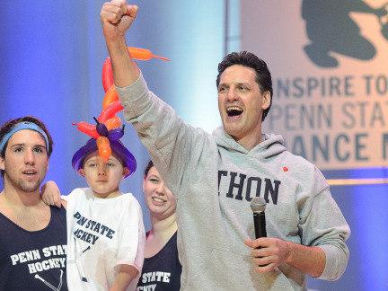 Hockey team cheers at THON