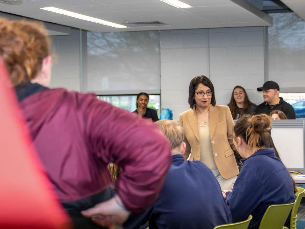 President-elect Neeli Bendapudi meeting with Penn State Shenango students in a lounge. 