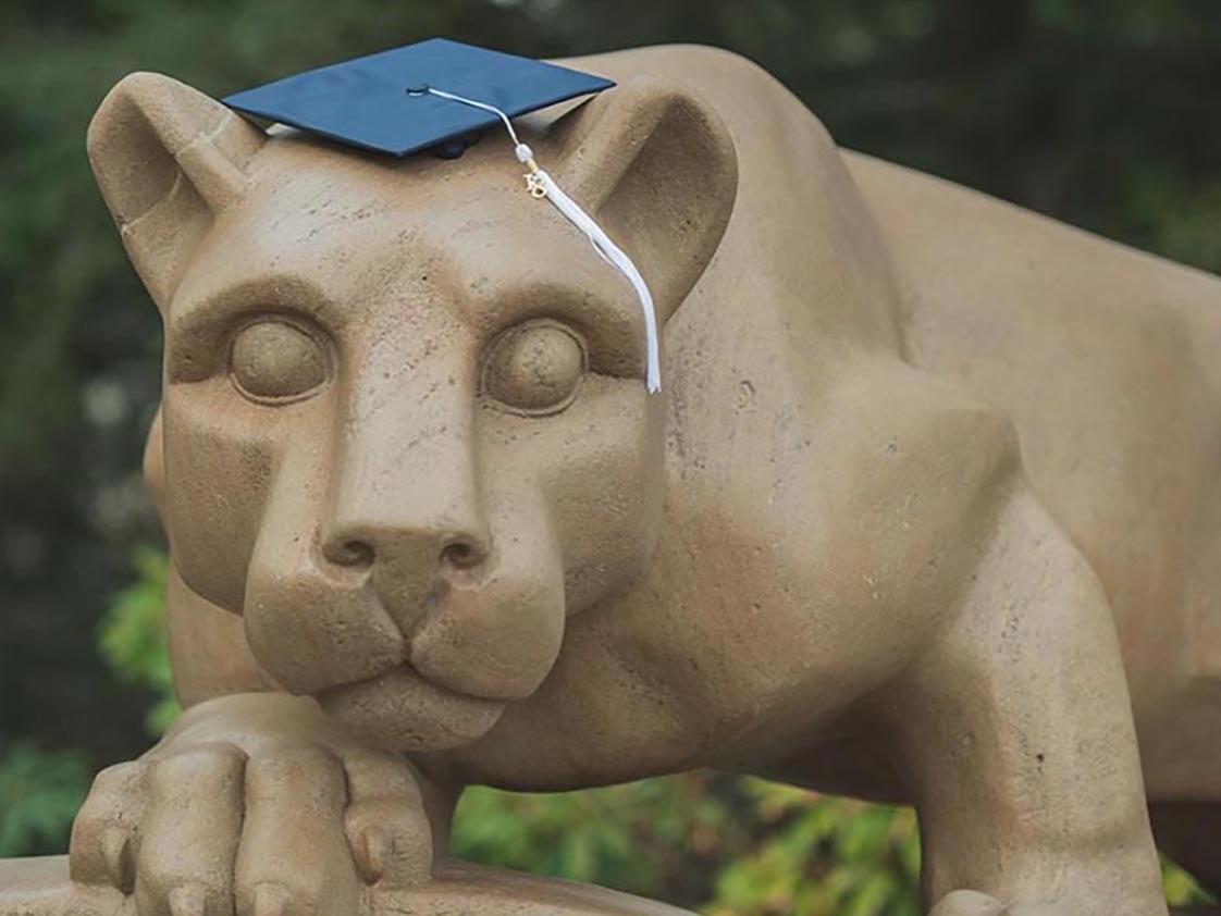 The lion shrine wearing a graduation cap