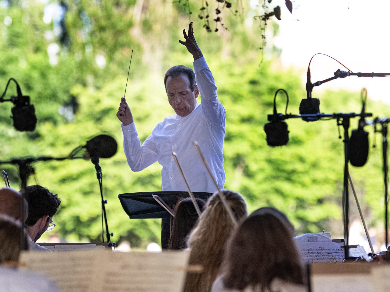 Maestro Gerardo Edelstein conducting